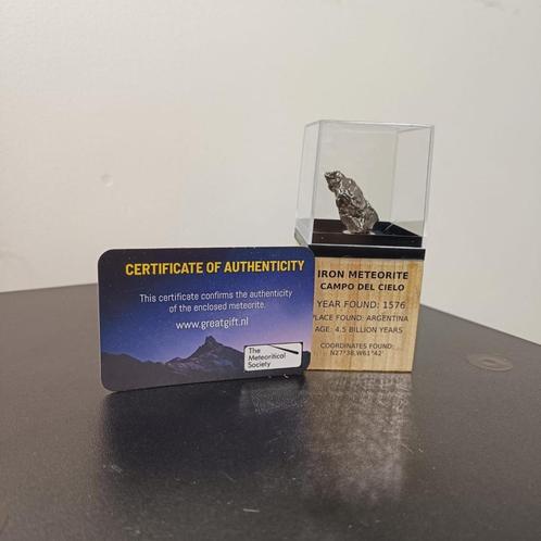 Campo Del Cielo Meteoriet op standaard - 27 gram, Verzamelen, Mineralen en Fossielen, Fossiel, Ophalen of Verzenden