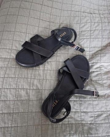 zwarte sandalen beschikbaar voor biedingen