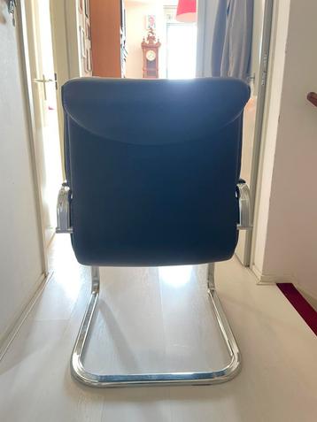 Twee mooie lederen vergader/bureaustoelen