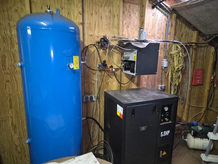 compressor met luchtdroger & buffervat, Doe-het-zelf en Verbouw, Compressors, Gebruikt, 10 bar of meer, 100 liter of meer, 400 tot 800 liter/min