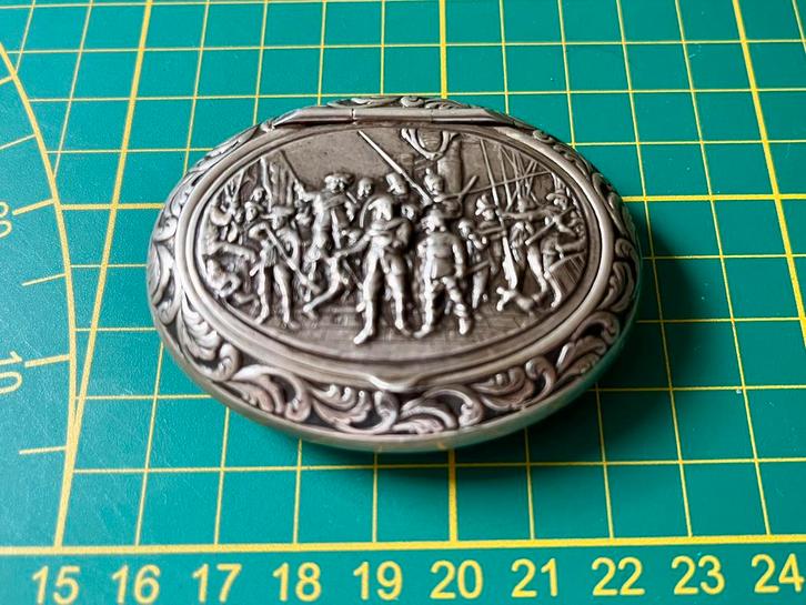 Antiek snuifdoosje van zilver met Nachtwacht tafereel, Antiek en Kunst, Antiek | Goud en Zilver, Zilver, Ophalen of Verzenden