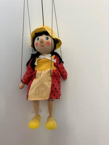 Marionette pop beschikbaar voor biedingen