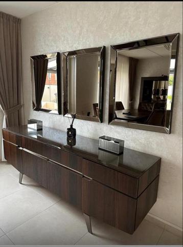 Mooie dressoir met drie spiegels van driehoek 
