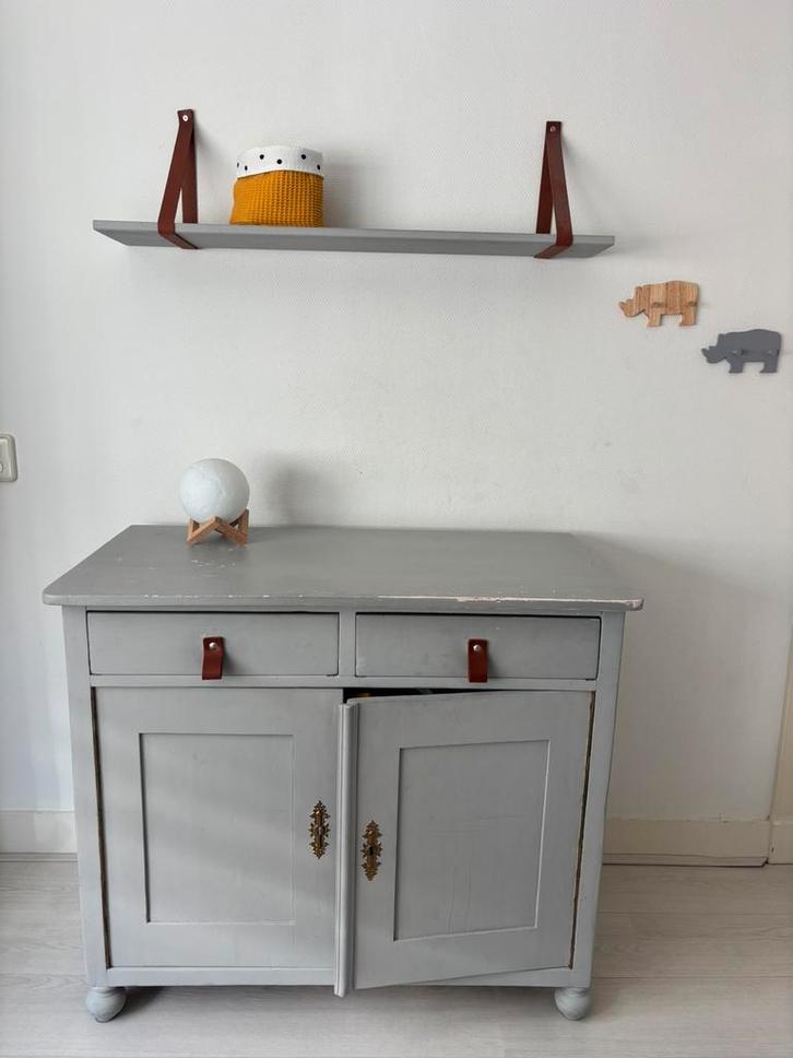 Set houten commode en wandplank met leren houders, Kinderen en Baby's, Kinderkamer | Commodes en Kasten, Zo goed als nieuw, Minder dan 90 cm