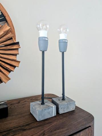Set stoere tafellampen met stenen voet beschikbaar voor biedingen