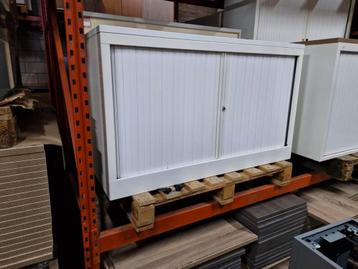 Roldeurkast wit laag voorzien van een legbord  beschikbaar voor biedingen