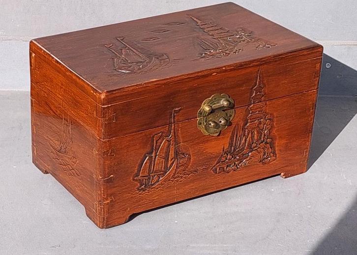 Antieke houten kist met gravures, Antiek en Kunst, Kunst | Niet-Westerse kunst, Ophalen of Verzenden