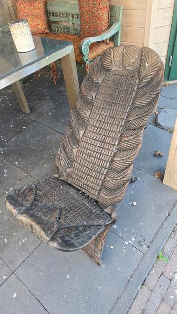 Unieke handgemaakte Ghanese houten stoel – traditioneel beschikbaar voor biedingen