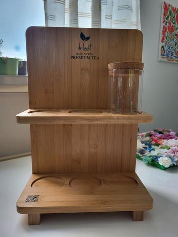 Thee houder van hout beschikbaar voor biedingen