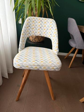 Stoelen voor eettafel 2 witte en 4 grey
