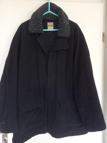 Toffe Esprit jas beschikbaar voor biedingen