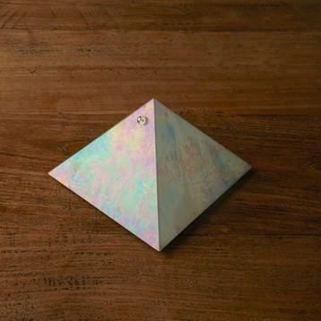 Kheops International Iridescent Glass Pyramid Trinket Box beschikbaar voor biedingen