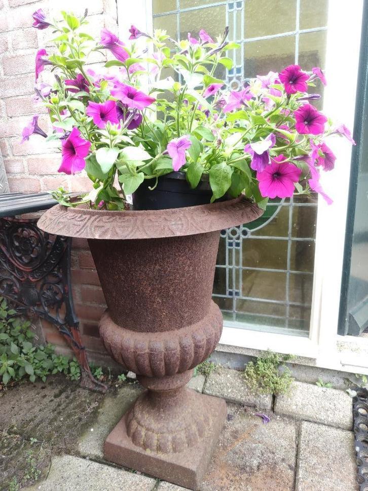 2 zware gietijzeren vazen, Tuin en Terras, Tuinvazen, Ophalen