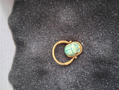 Antieke 18K Egyptische scarabee faience ring met cartouche, Antiek en Kunst, Antiek | Goud en Zilver, Goud, Ophalen of Verzenden