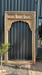 Houten poort toog uit India, Ophalen