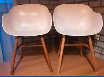 Set kuipstoelen wit, houten poten en grijze zitkussens  beschikbaar voor biedingen