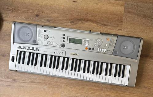 Te koop: Yamaha keyboard met standaard, adapter en hoes, Muziek en Instrumenten, Keyboards, Zo goed als nieuw, 61 toetsen, Yamaha