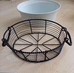 Schaal met draadmand.
Staat leuk op tafel, Huis en Inrichting, Woonaccessoires | Schalen en Manden, Ophalen of Verzenden, Zo goed als nieuw