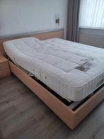 Elektrisch verstelbaar bed incl matras / lattenbodem, Huis en Inrichting, Slaapkamer | Bedden, 160 cm, Gebruikt, Bruin, Hout
