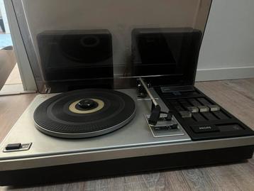 Vintage platenspeler beschikbaar voor biedingen