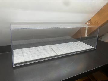 Stolp vitrine met diorama (51cm) beschikbaar voor biedingen