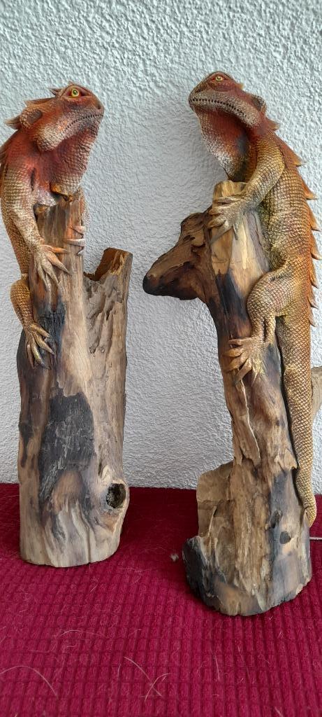 2 kunststof leguanen op houten stam 33/35 cm, Antiek en Kunst, Kunst | Beelden en Houtsnijwerken, Verzenden