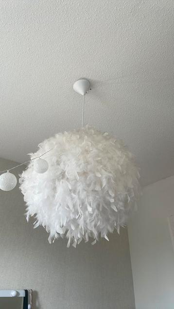 Witte veren hanglamp