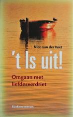 Nico van der Voet - 'T IS UIT!, Boeken, Ophalen of Verzenden, Gelezen