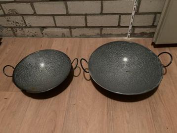 2 hele oude grijs gewolkte emaille schalen / wokpannen beschikbaar voor biedingen