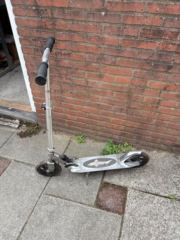 Een step of scooter beschikbaar voor biedingen