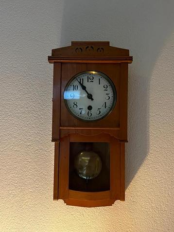 Antieke Wandklok met Slinger beschikbaar voor biedingen