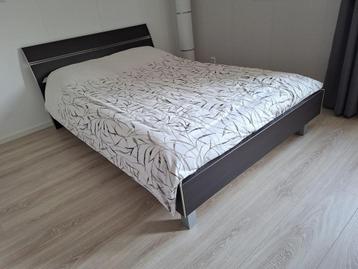 Tweepersoonsbed 140x210x47 beschikbaar voor biedingen