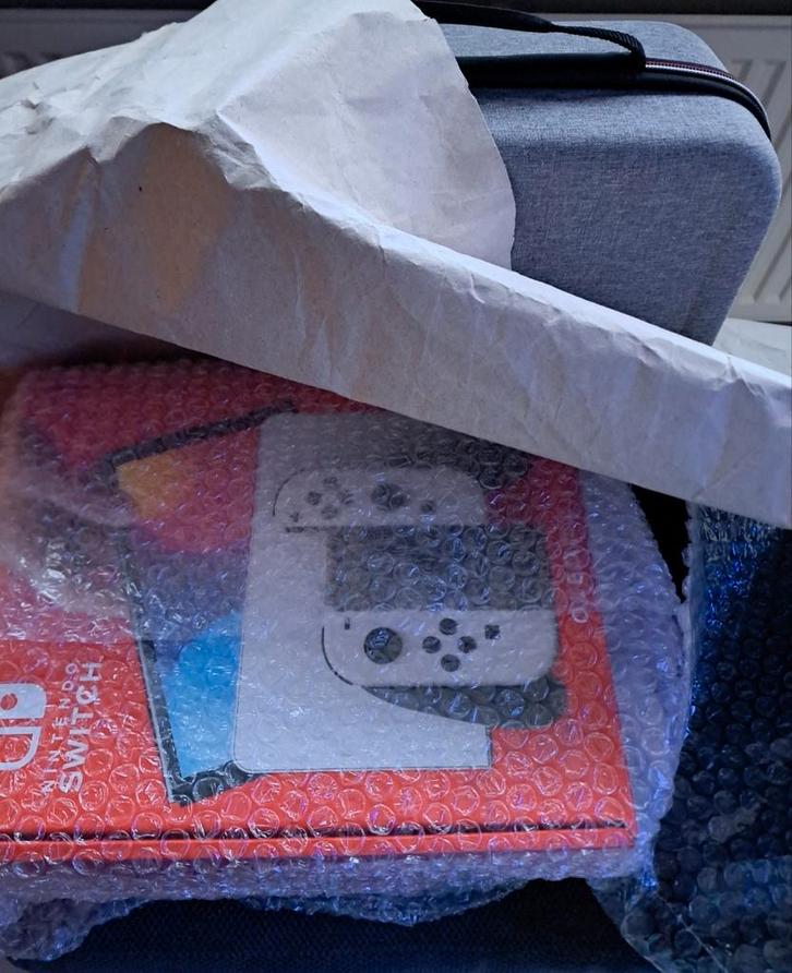 Nintendo Switch Oled met verbeterde accu, tas en game, Spelcomputers en Games, Spelcomputers | Nintendo Switch, Zo goed als nieuw