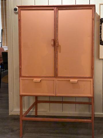 Metalen kast  beschikbaar voor biedingen