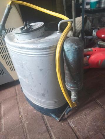 Vintage Rugspuit - Tuinieren met Nostalgie beschikbaar voor biedingen