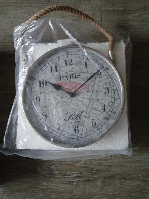 Riviera Maison Paris Map Clock L - Nieuw in doos, Huis en Inrichting, Woonaccessoires | Klokken, Nieuw, Wandklok, Analoog, Ophalen of Verzenden