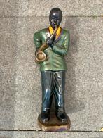 Donkere man spelend op saxofoon. Keramiek of gipsen  beeld., Antiek en Kunst, Antiek | Keramiek en Aardewerk, Ophalen of Verzenden