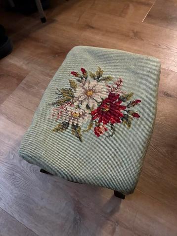 Krukje of antieke kruk of voetenbank