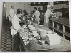 Vintage Foto: Keukenpersoneel in actie Lood van Bennekom, Antiek en Kunst, Curiosa en Brocante, Ophalen of Verzenden