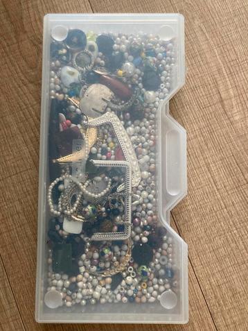 Partij kralen en hobbymaterialen  beschikbaar voor biedingen