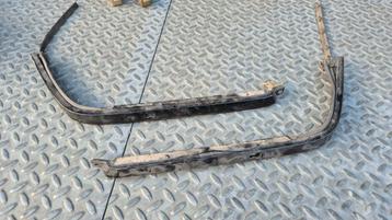 R129 mercedes sl strip afwerking onder koplamp beschikbaar voor biedingen