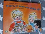 boek marianne busser - hoera, er komt een kindje bij!, Ophalen of Verzenden, Gelezen, 2 tot 3 jaar