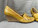 Invito wedges sleehak geel leer 39 made in Spain, Pumps, Geel, Ophalen of Verzenden, Zo goed als nieuw