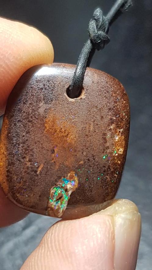 Opaal hanger, boulder opaal uit Australië. Inclusief koord., Sieraden, Tassen en Uiterlijk, Kettinghangers, Zo goed als nieuw