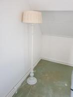Vloerlamp wit met beige kap, Huis en Inrichting, Lampen | Vloerlampen, Ophalen, Zo goed als nieuw, 150 tot 200 cm