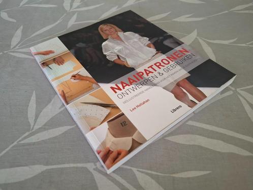 NAAIPATRONEN ONTWERPEN & GEBRUIKEN - Lee Hollahan, Boeken, Hobby en Vrije tijd, Zo goed als nieuw, Borduren en Naaien, Ophalen of Verzenden