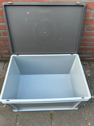 Stapel boxen 60x40x34 hoog met deksel beschikbaar voor biedingen