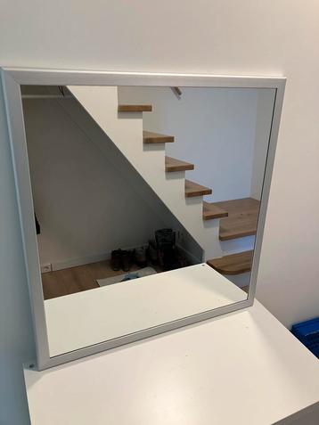 Moderne spiegel (70x73 cm) geborsteld aluminium rand beschikbaar voor biedingen