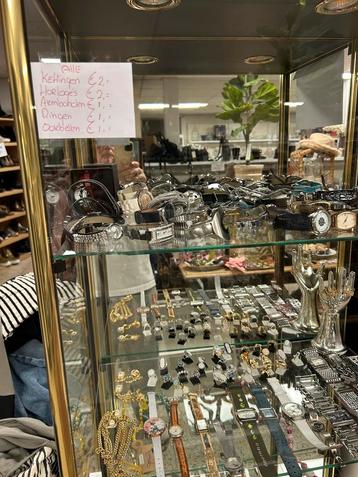 Heel veel sieraden beschikbaar voor biedingen