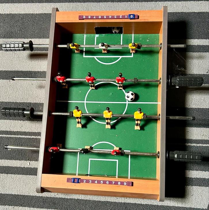 Mini Tafelvoetbalspel - Leuk voor Onderweg!, Hobby en Vrije tijd, Gezelschapsspellen | Bordspellen, Gebruikt, Een of twee spelers